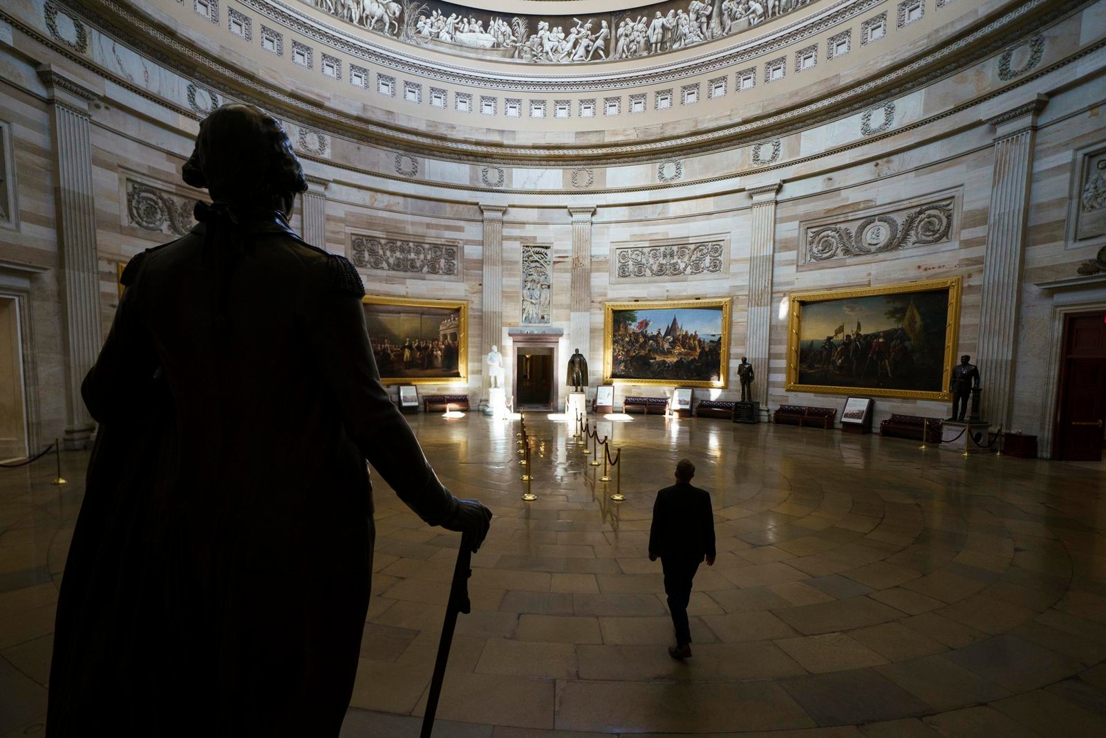 Casa Blanca comienza con los despidos por el cierre del Gobierno federal