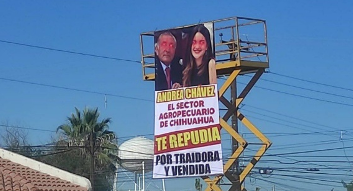 ¡POSADA PARA TAPAR EL DESPOJO! Andrea Chávez intenta “borrar” la Ley de Aguas en Delicias y el campo la enfrenta con mantas, bloqueos y repudio