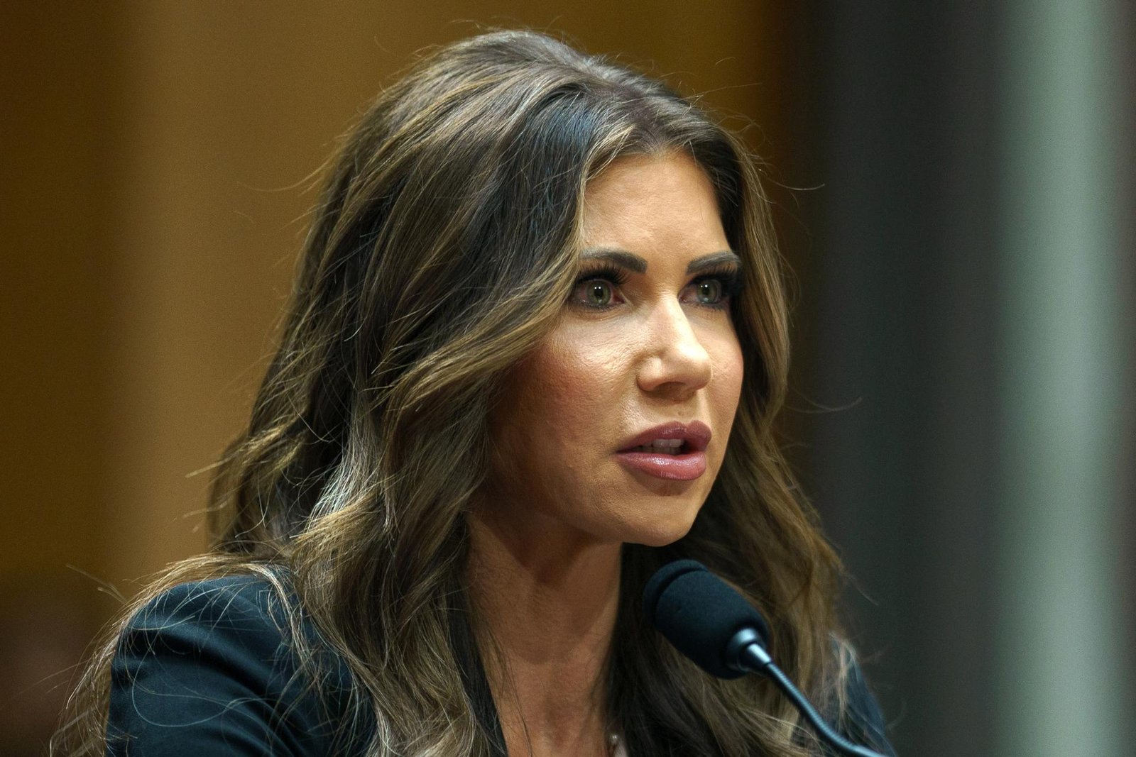 Kristi Noem insta a Trump a prohibir viajar a EE.UU. a personas de países que enviaron “invasores”