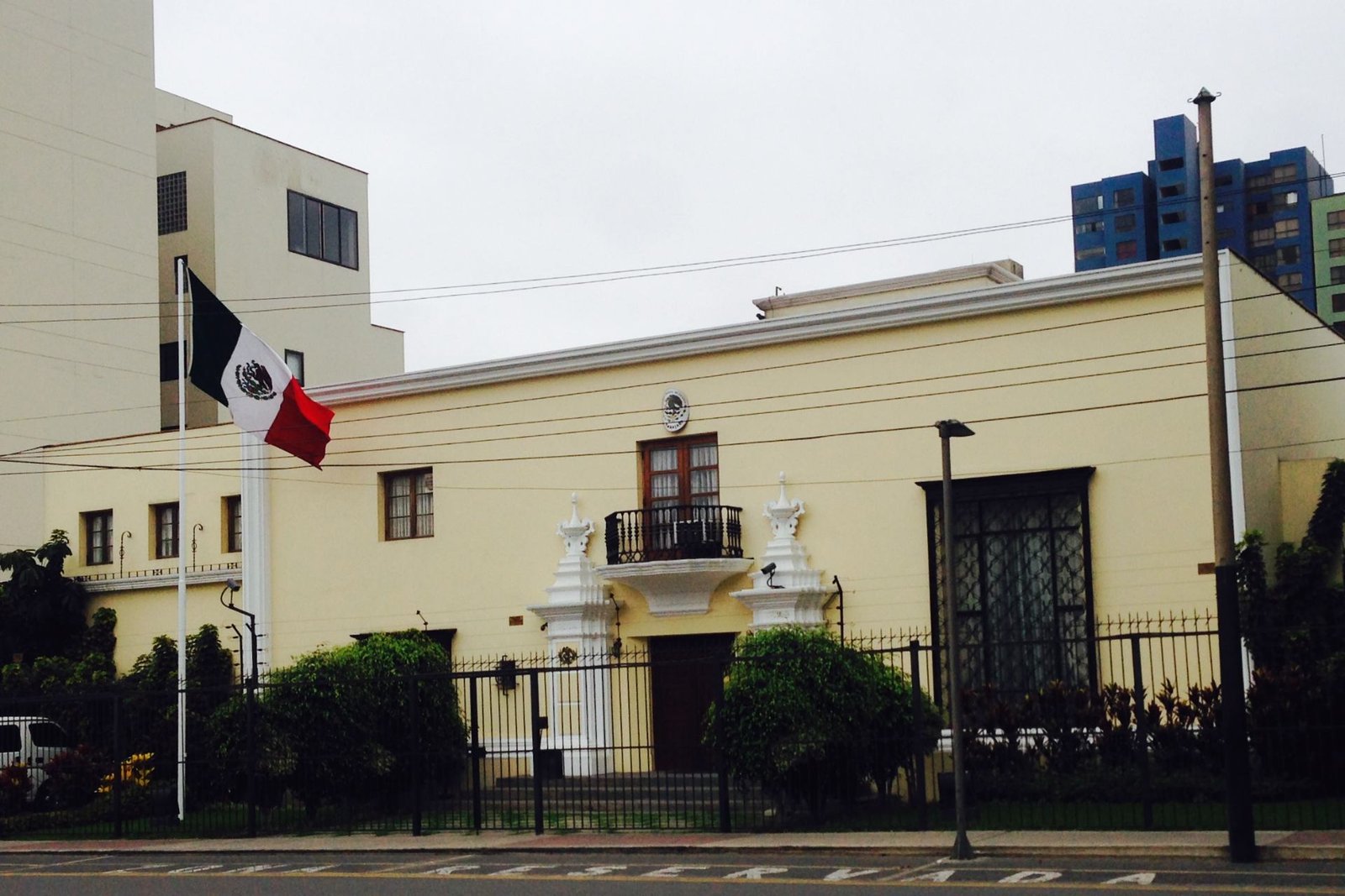 México invocó la Convención de Viena para que Brasil resguarde su embajada en Perú