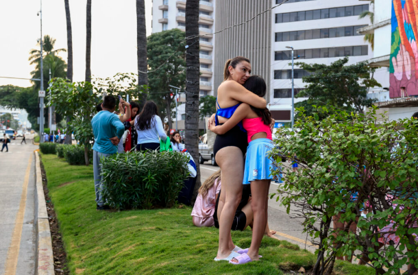 Suman dos muertos en México por el sismo de 6.5