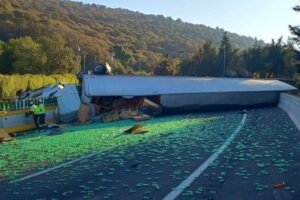 Volcadura de tráiler provoca cierre de la autopista México-Cuernavaca