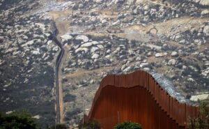 Ampliación del muro fronterizo ‘desbarata’ cerro de pueblo indígena de Baja California