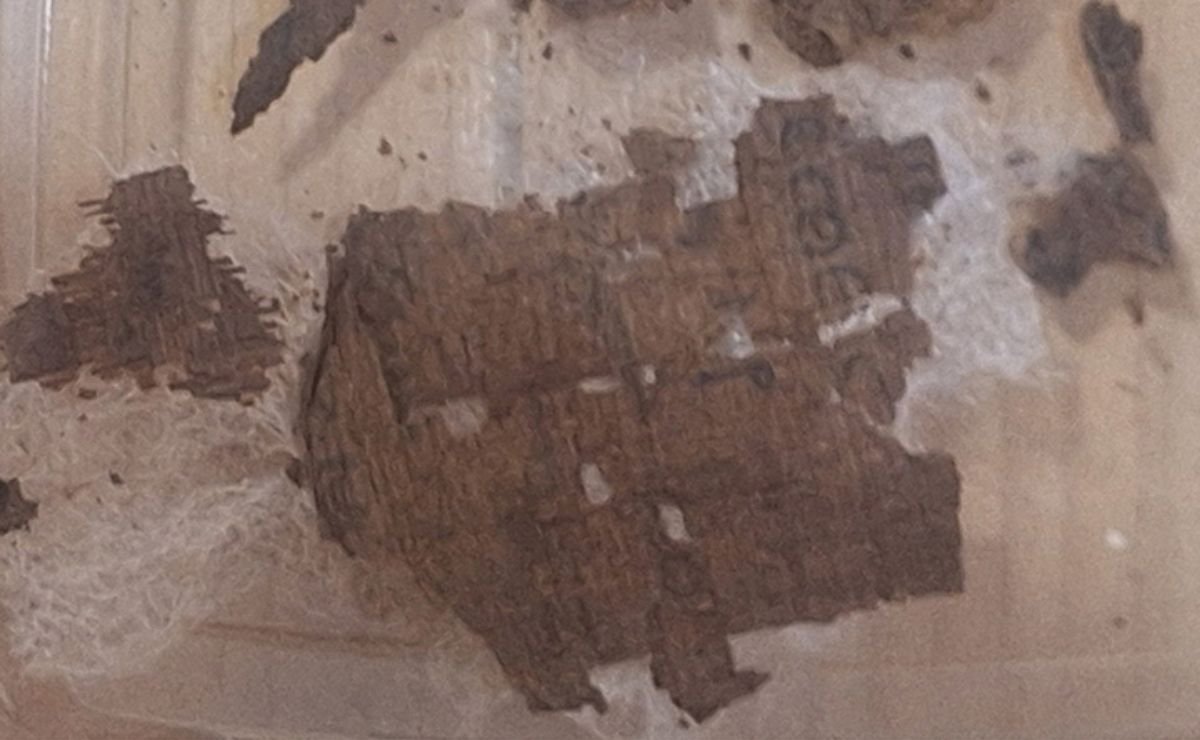 Descubren papiro de la ‘Ilíada’ de Homero en tumba de hace mil 600 años