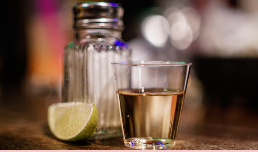 Gobiernos del PAN enfrentan cuestionamientos tras sumar seis muertos por tequila adulterado en Guanajuato